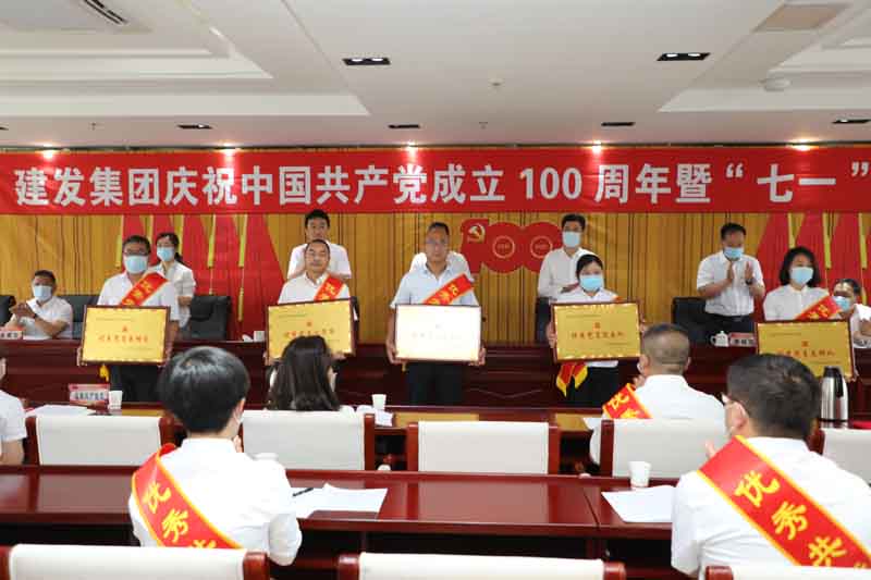 为优秀党员突击队颁奖.JPG