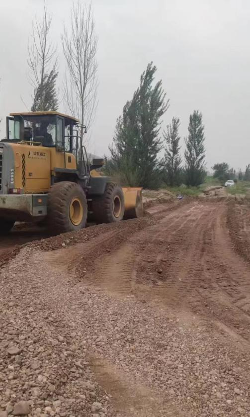 新能源公司抢修雨季冲毁道路保障运维工作